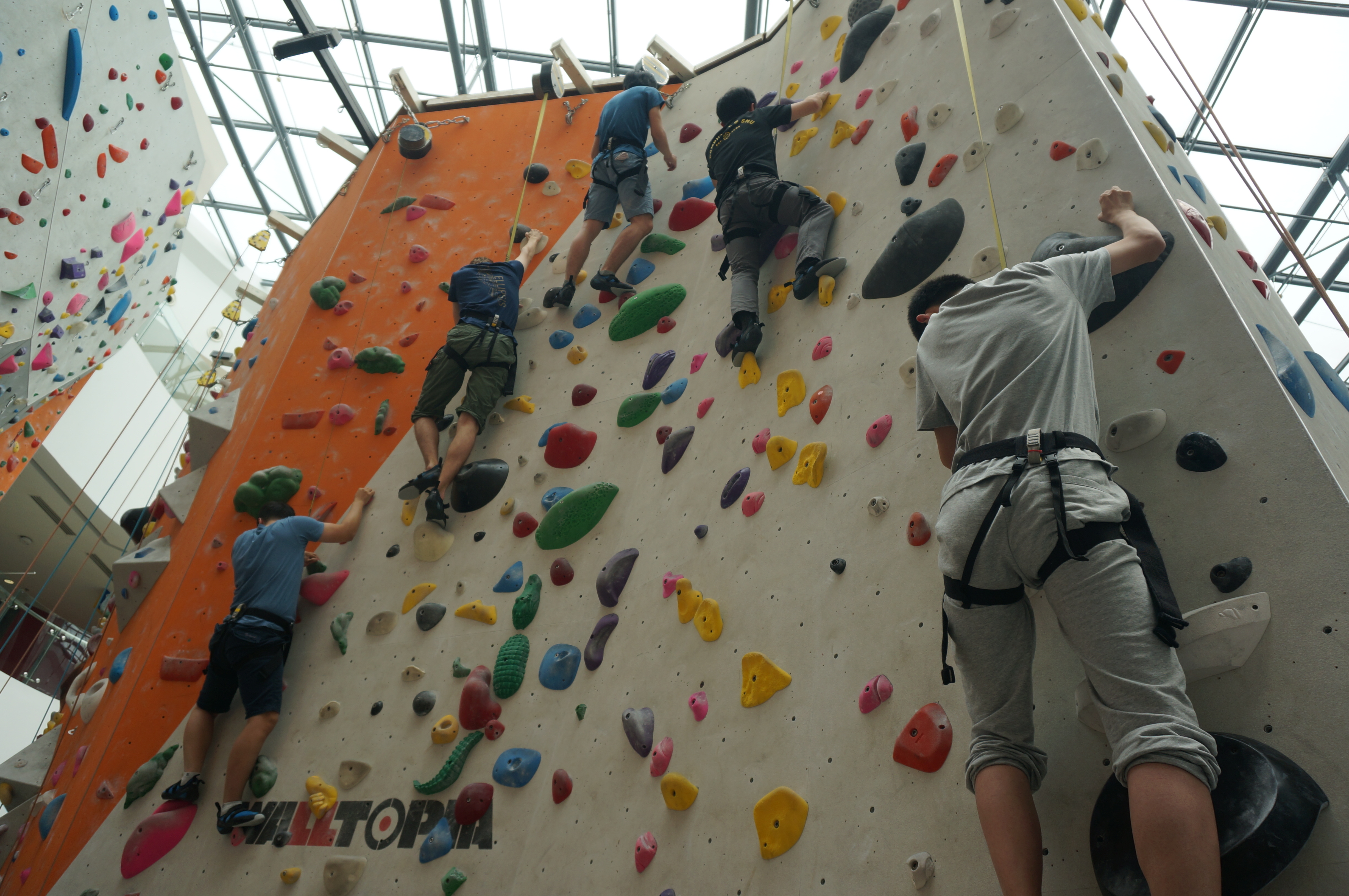 A formation to recover clues and pass them to teammates as one climber could hold only to one clue at a time